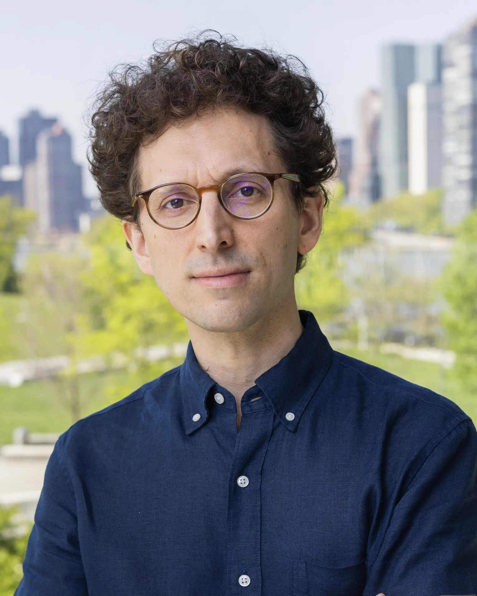 Headshot of speaker: Yoav Artzi 